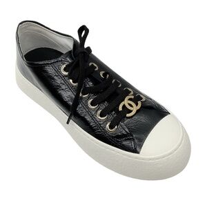 CHANEL BLACK 2024 CC LOGO PATENT CALFSKIN LEATHER LOW TOP SNEAKERS
